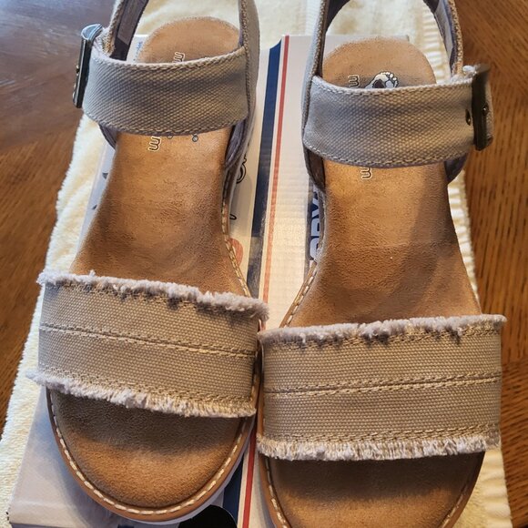 Bobs for Skechers Vegan Taupe Sandals Size 6 (new in the box) - Picture 2 of 4